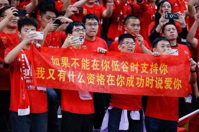 中国女排锁定八强席位，男篮力争决赛资格